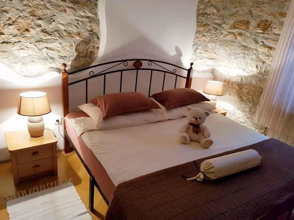 Apartment In Pula 33579