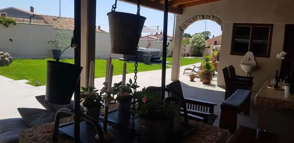 Apartment In Pula 33579