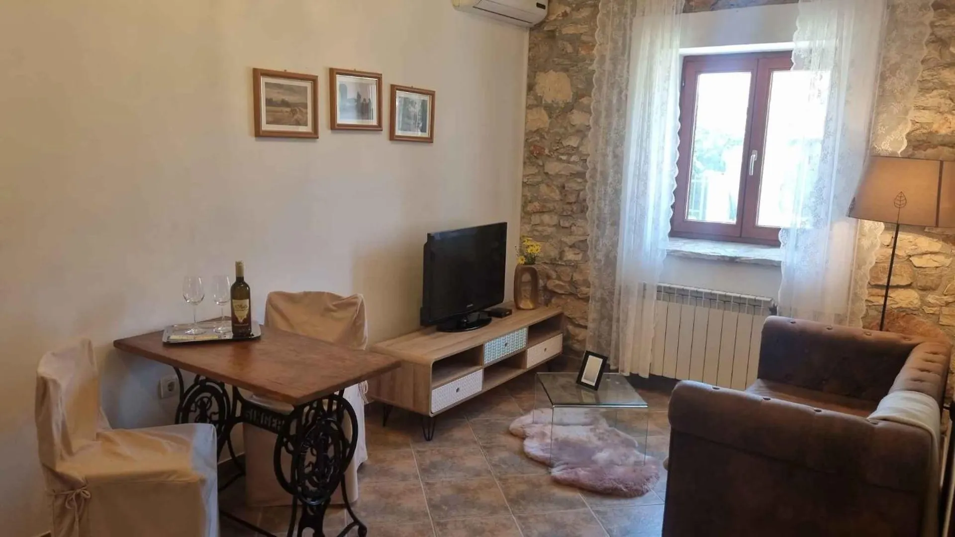 Apartment In Pula 33579